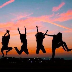 👋🏼😁 Hi there! Welcome to my closet! Let me know if you have any questions.